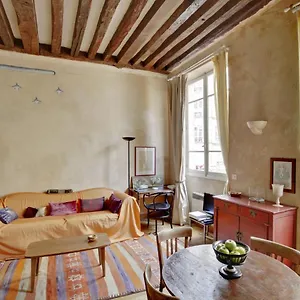 https://marais-rue-des-rosiers-id-24.fr-paris.fr
