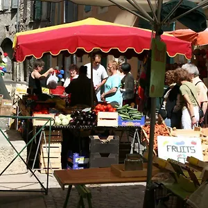 https://la-maison-derriere-la-fontaine.hotels-rhonealpes.com
